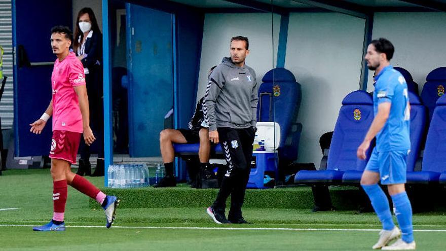 Rubén Baraja sigue el encuentro desde la zona técnica del Fernando Torres.