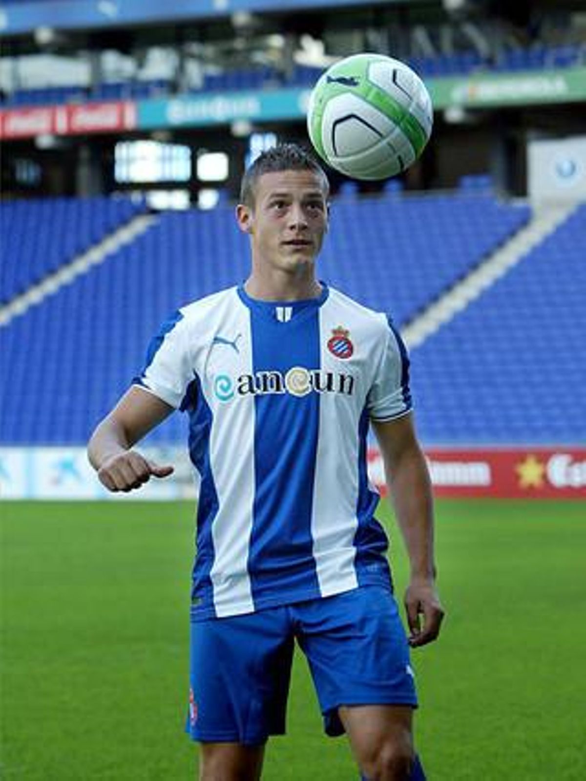 Gabriel Torje, en la seva presentació com a jugador de l’Espanyol a l’estadi de Cornellà-el Prat. Gabriel Torje, en la seva presentació com a jugador de l’Espanyol a l’estadi de Cornellà-el Prat.