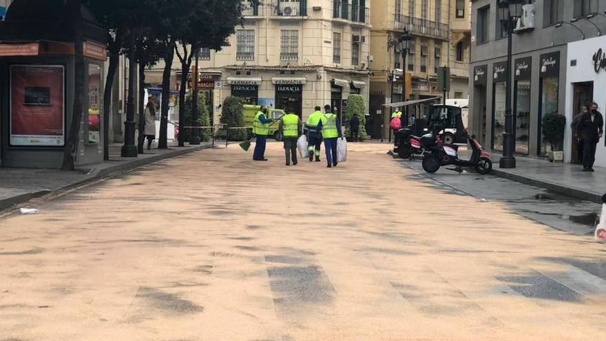 Serrín cubriendo el derrame de aceite en la calle Atarazanas.