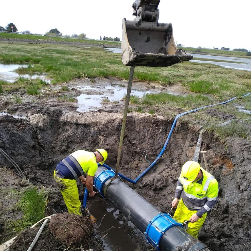 La tubería de agua que pasa por A Lanzada.