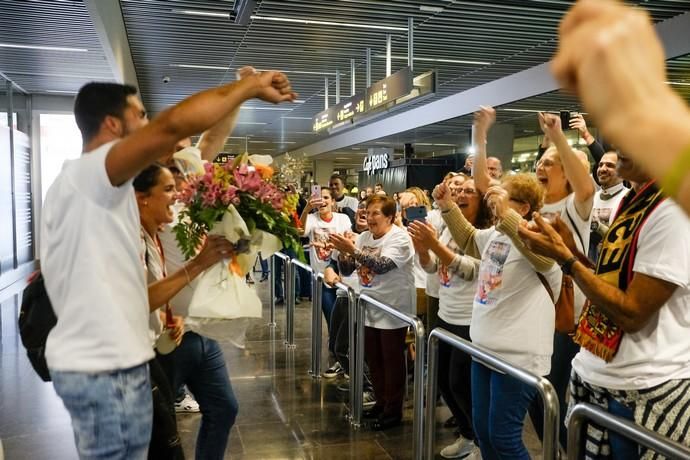 Las Palmas de Gran Canaria. Llegada al aeropuerto de la jugadora de balonmano Almudena Rodríguez tras ganar la medalla de plata en el mundial con la selección española.  | 17/12/2019 | Fotógrafo: José Carlos Guerra