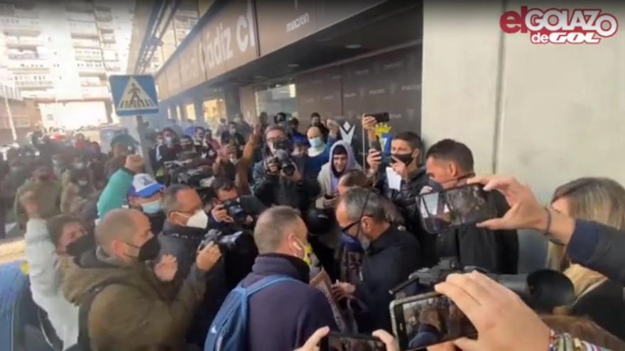 La espectacular ovación de la afición del Cádiz a su ya exentrenador Álvaro Cervera