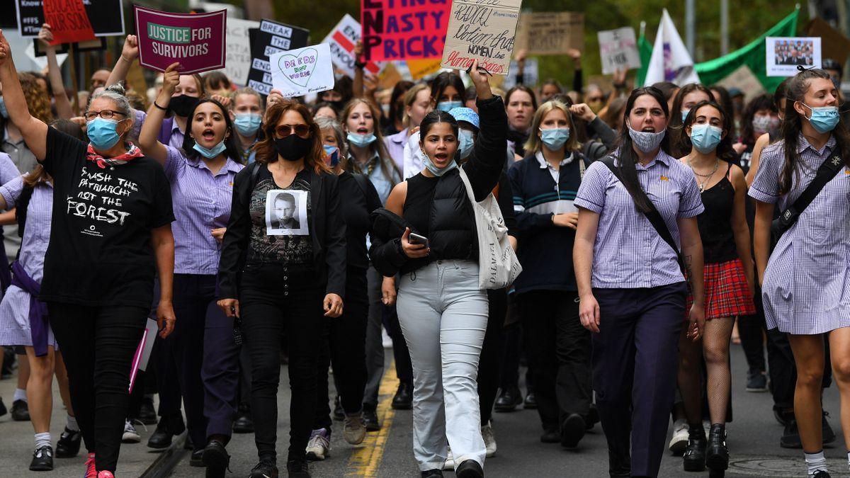 Manifestantes marchan en Melbourne contra los abusos.