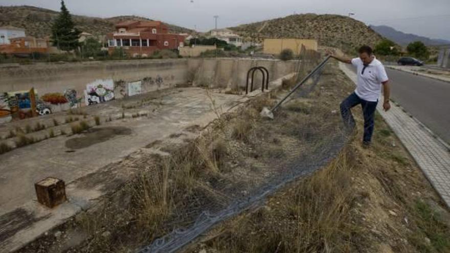 Imagen de archivo de un vecino de Río Park denunciando deficiencias en la urbanización.