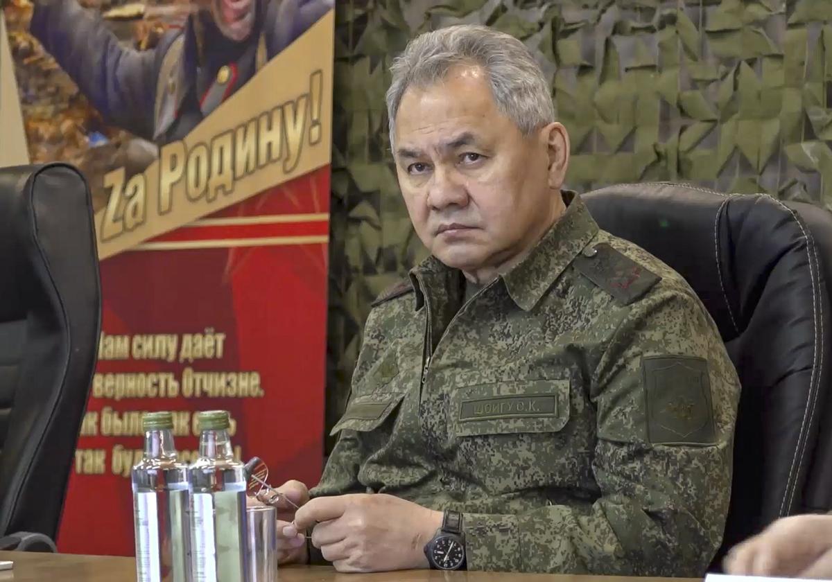 El Ministro de Defensa ruso, Sergei Shoigu, durante su inspección de las tropas rusas, en un lugar no revelado en Ucrania.