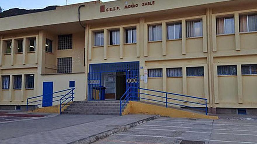 El Juzgado ordena readmitir a una trabajadora despedida por criticar el estado de su colegio