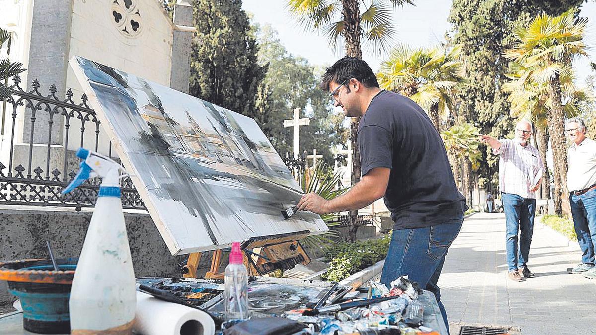 Adrián Marmolejo, en plena creación en el cementerio de La Salud.