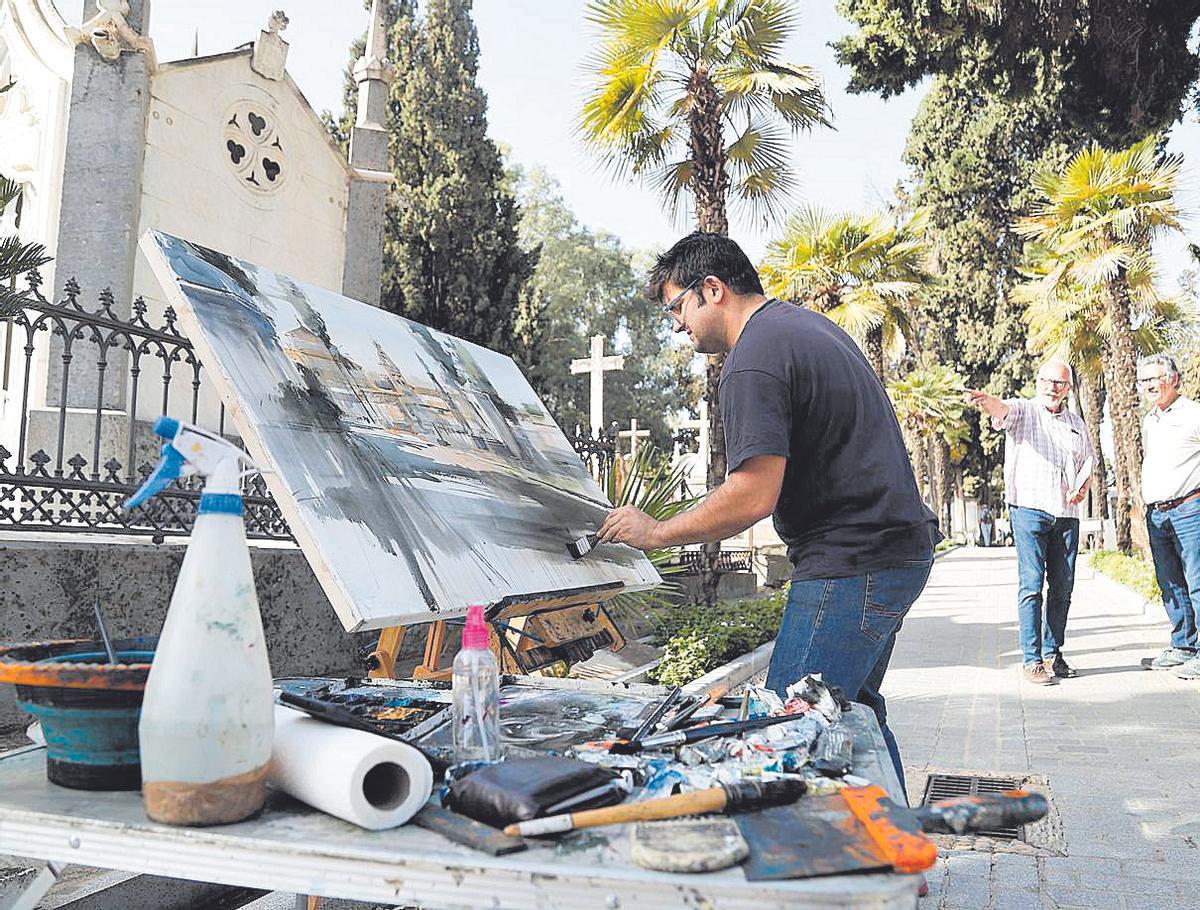 Adrián Marmolejo, en plena creación en el cementerio de La Salud.