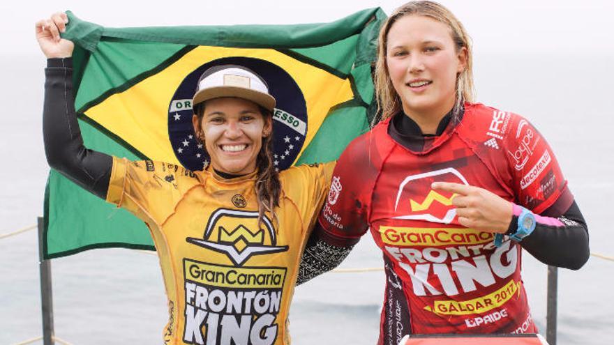 Isabela Sousa y Alexandra Rinder celebran sus resultados este domingo en El Frontón.