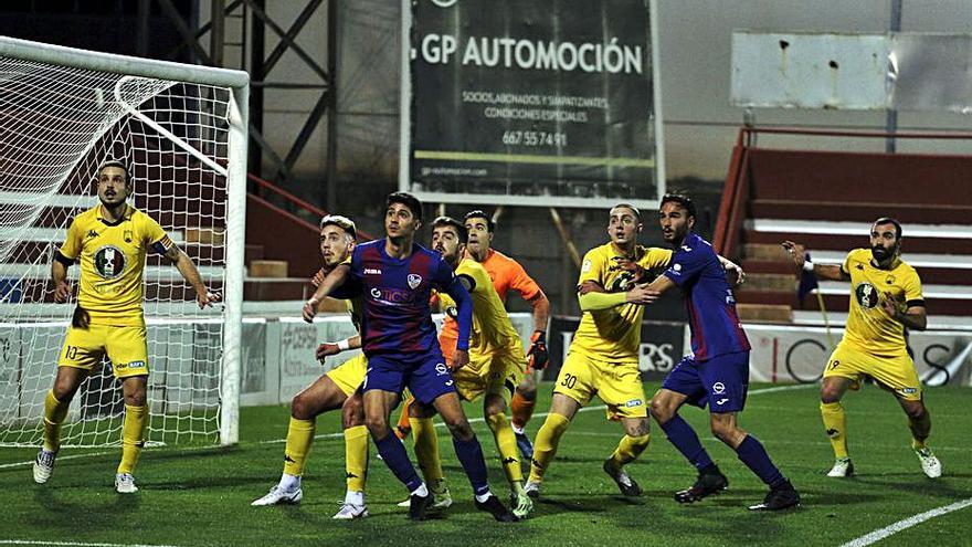 Lance de un partido de esta temporada de la UD Alzira. | JOSÉ GÓMEZ