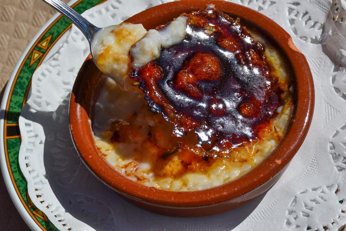 Arroz con leche con azúcar requemado.