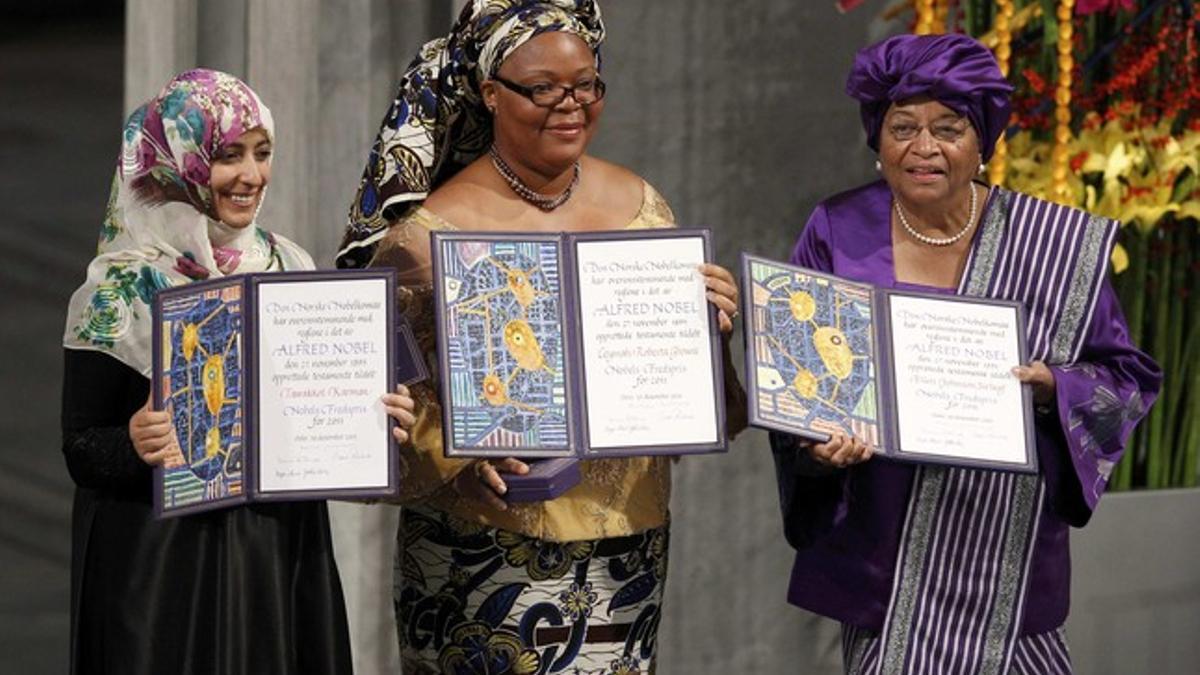 De izquierda a derecha, la yemení Tawakul Karman y las liberianas Leymah Gbowee y Ellen Johnson-Sirleaf posan con sus galardones, este sábado en Oslo.