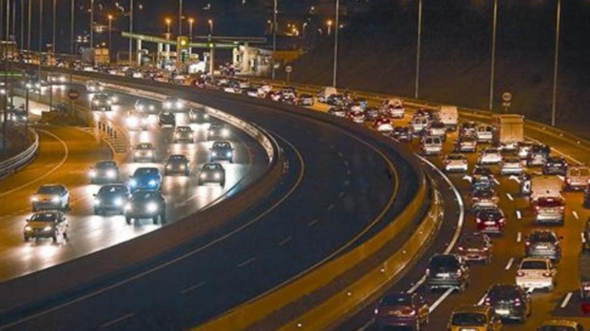 El carril bus-VAO desierto (centro) y la C-58 con mucho tráfico, el pasado 18 de enero.