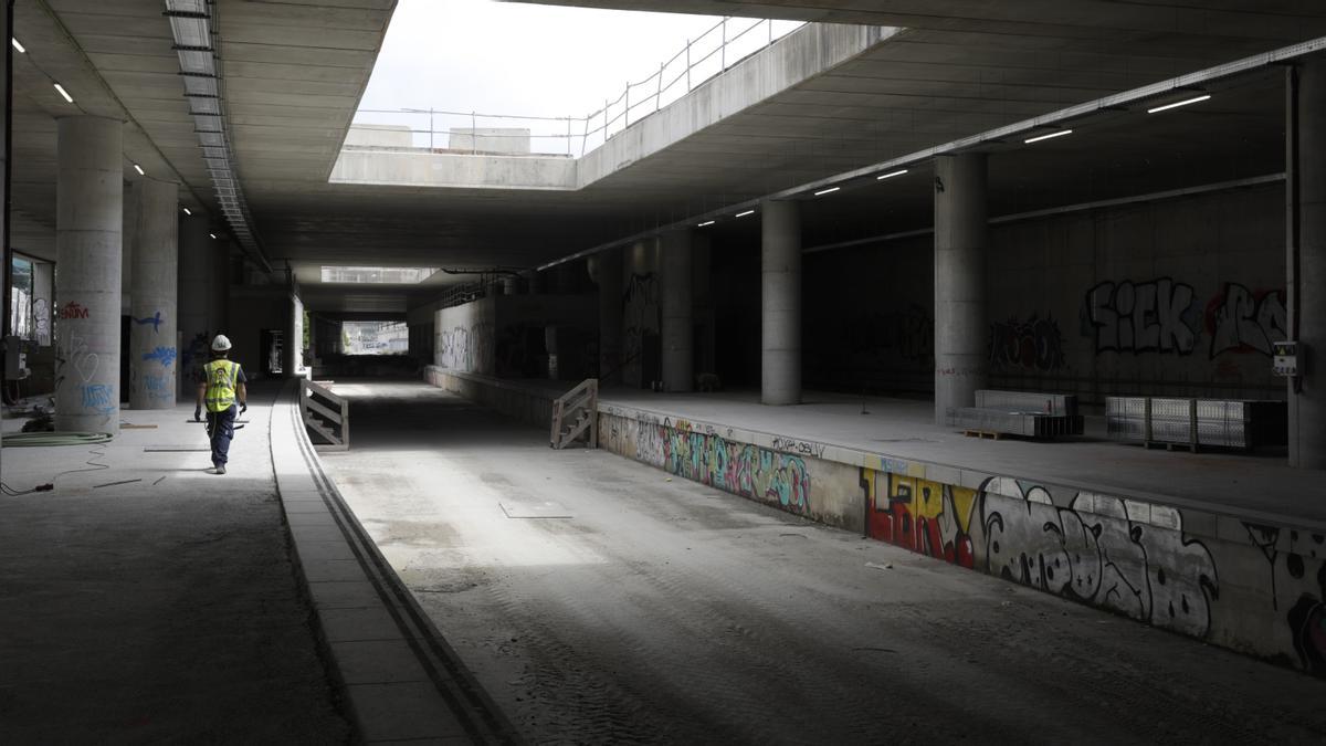 Interior de la estación de Sant Andreu Comtal, con las vías aún por colocar, y con uno de los lucernarios por los que se colará la luz natural