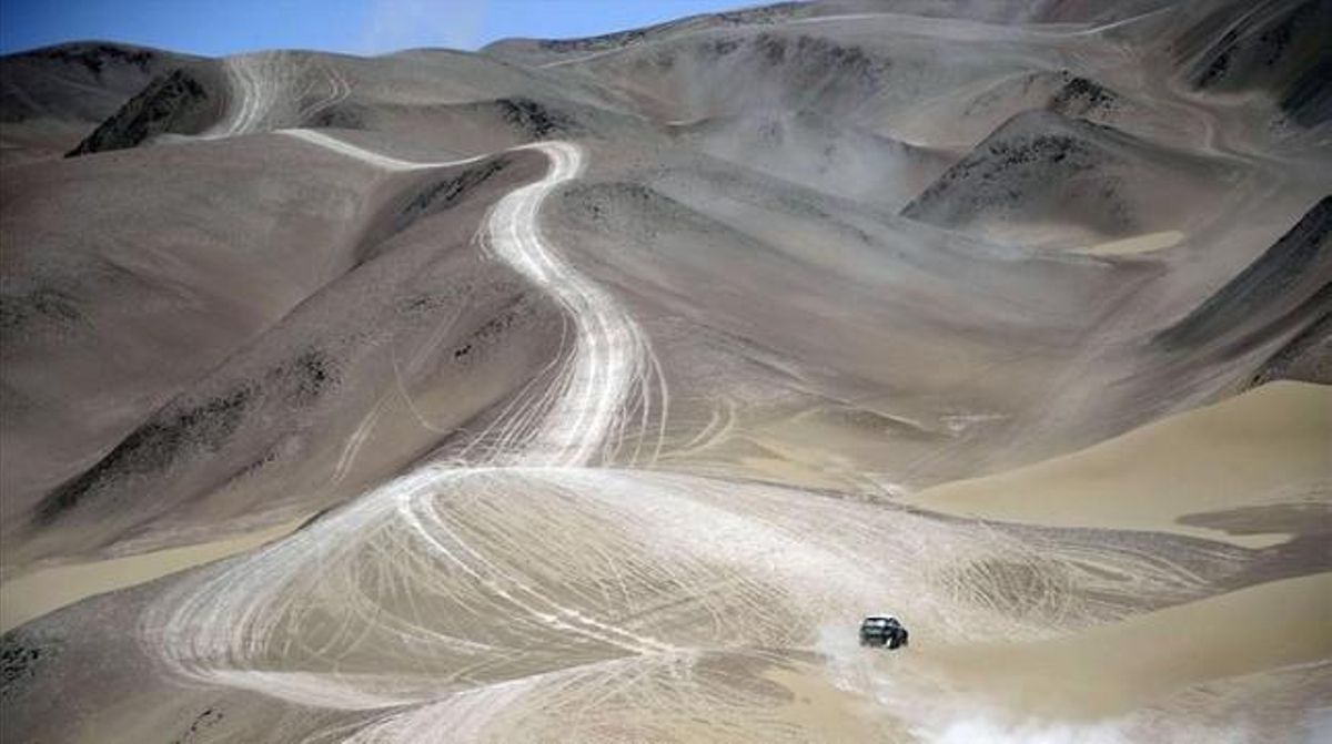 El Mini de Stephane Peterhansel i el seu copilot Jean Paul Cottret durant la novena etapa del  Dakar .
