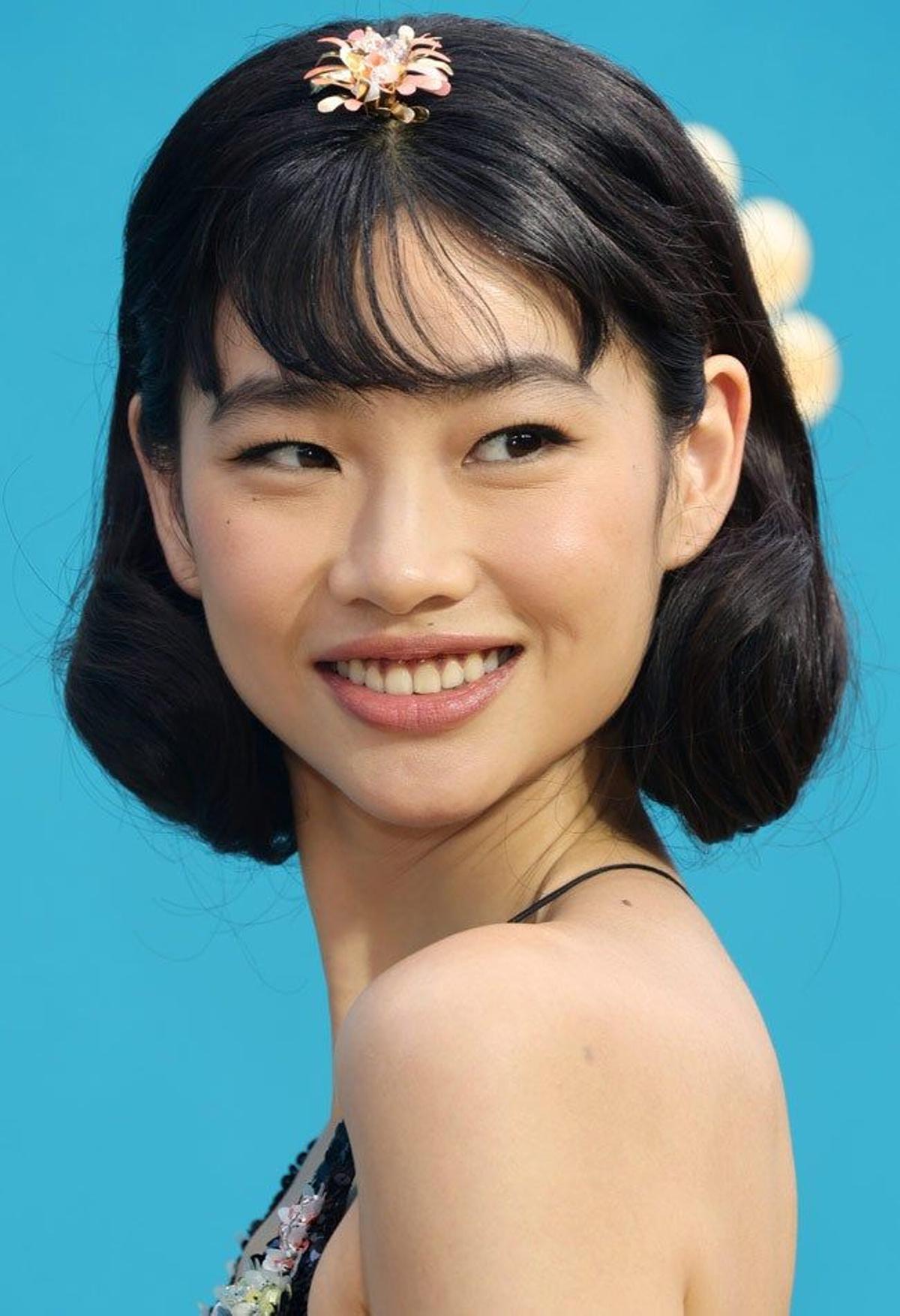 Maquillaje y peinado de Jung Ho-yeon en los Emmys 2022
