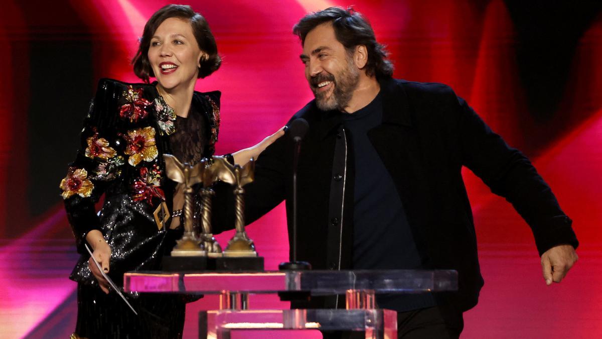 Javier Bardem entrega su premio a la actriz Maggie Gyllenhaal.