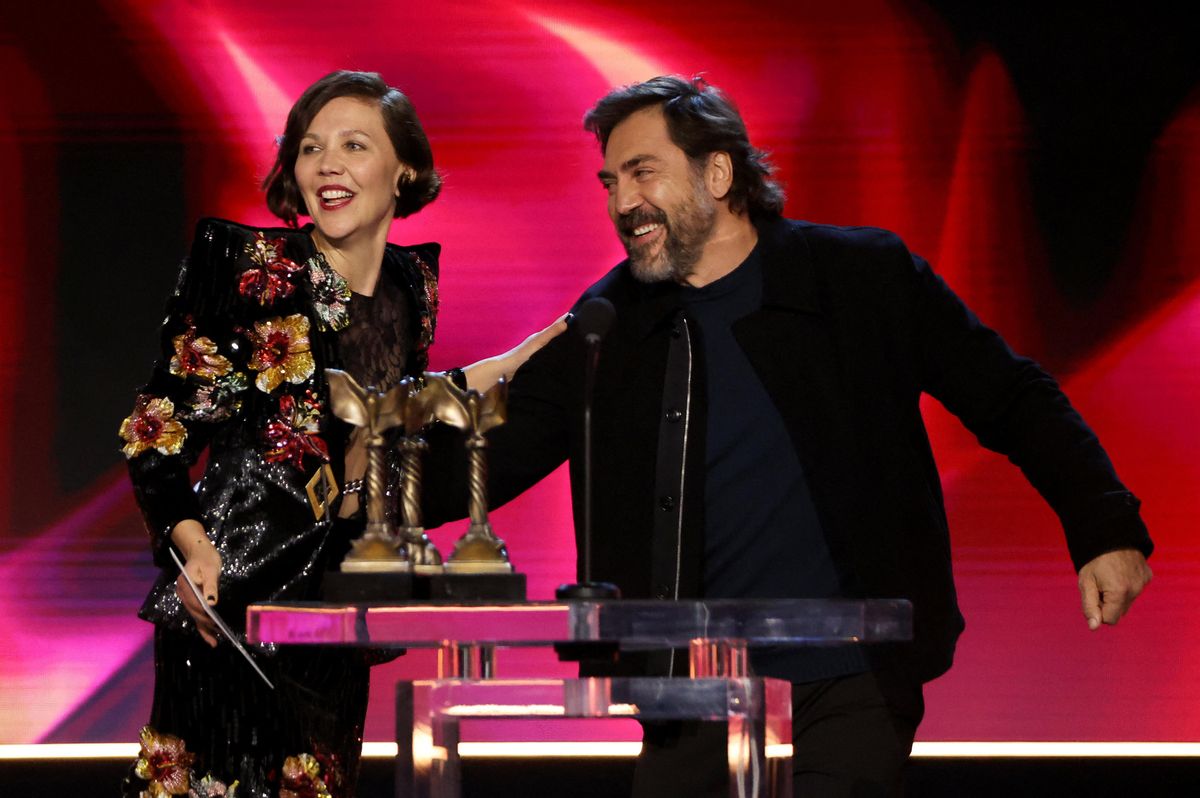 Javier Bardem entrega su premio a la actriz Maggie Gyllenhaal.