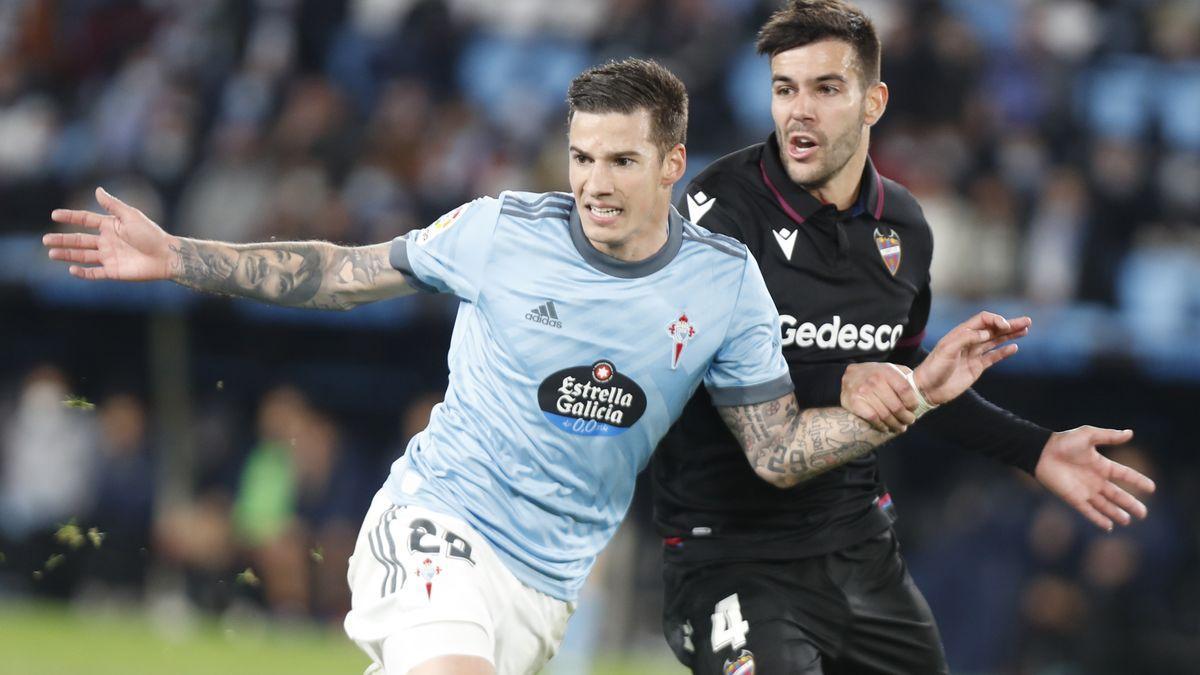 Santi Mina, en un partido de esta temporada contra el Levante.