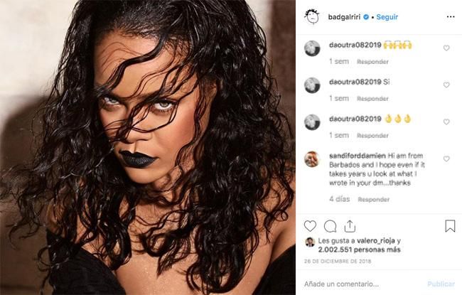 Rihanna con labios negros