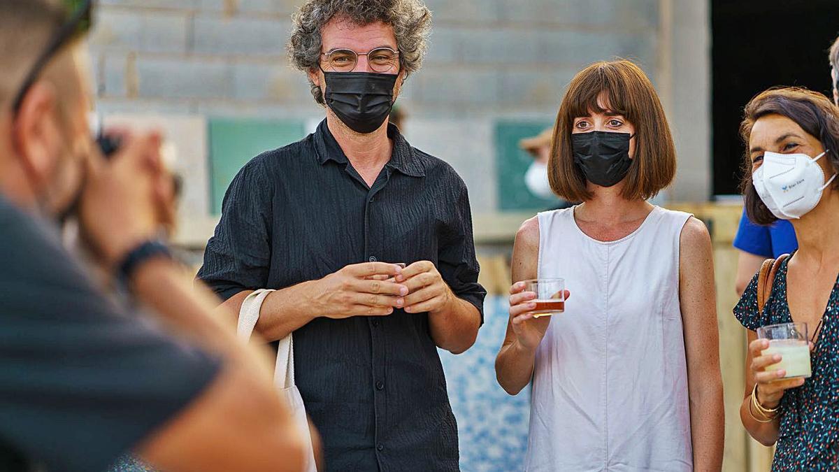 Juan Palencia, Marta Colon (Estudio Isla) y Llucia Roig, trabajadora de Huguet. | ANDRÉS FRAGA