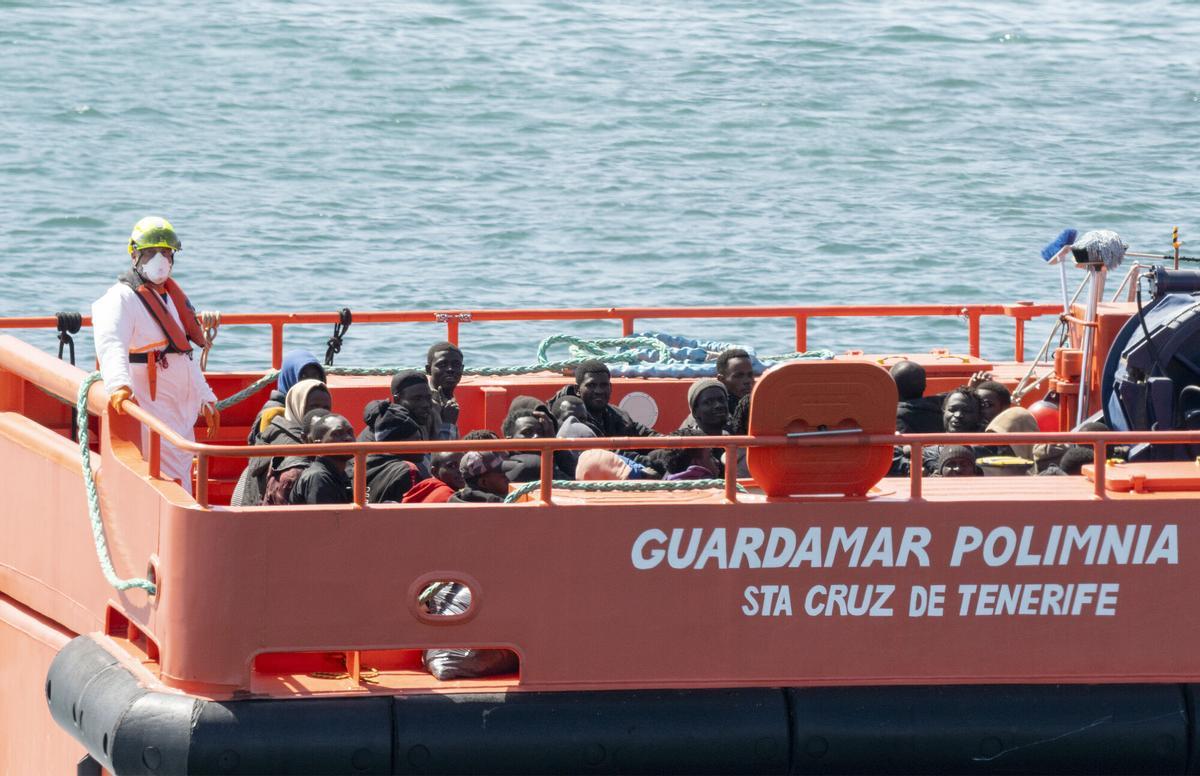 Salvamento Marítimo traslada a 37 migrantes a Puerto Naos, en Arrecife (Lanzarote)