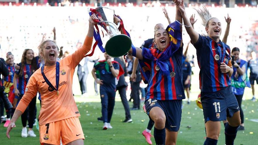 Patricia Guijarro (Mitte) feiert ausgelassen den zweiten Champions-League-Titel für den FC Barcelona.