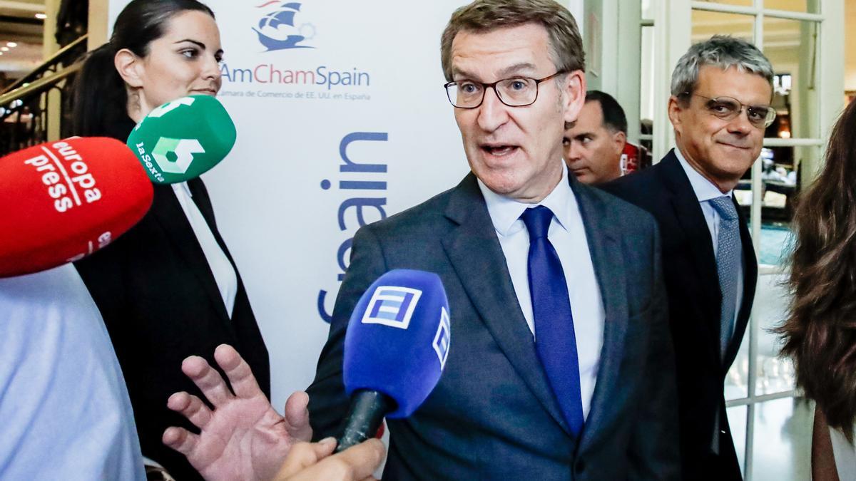 El presidente del PP, Alberto Núnez Feijoó ofrece declaraciones a los medios