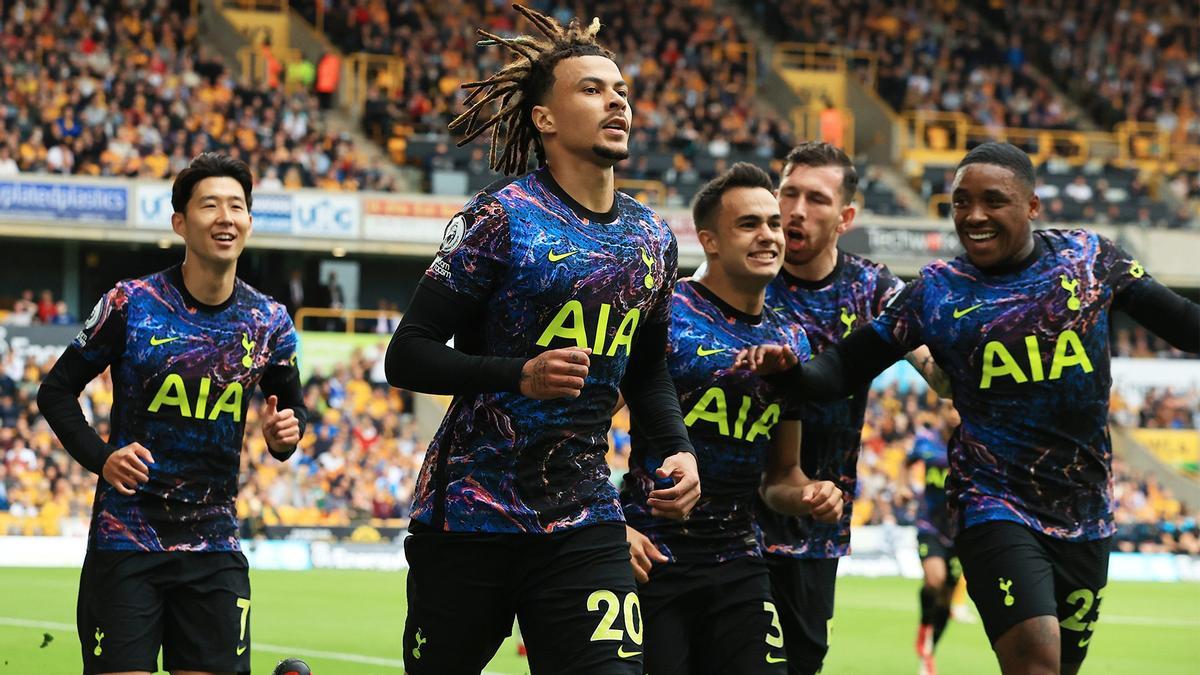 Dele Alli celebrando con sus compañeros el gol de penalti frente a los 'Wolves'