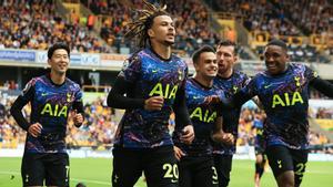 Dele Alli celebrando con sus compañeros el gol de penalti frente a los Wolves