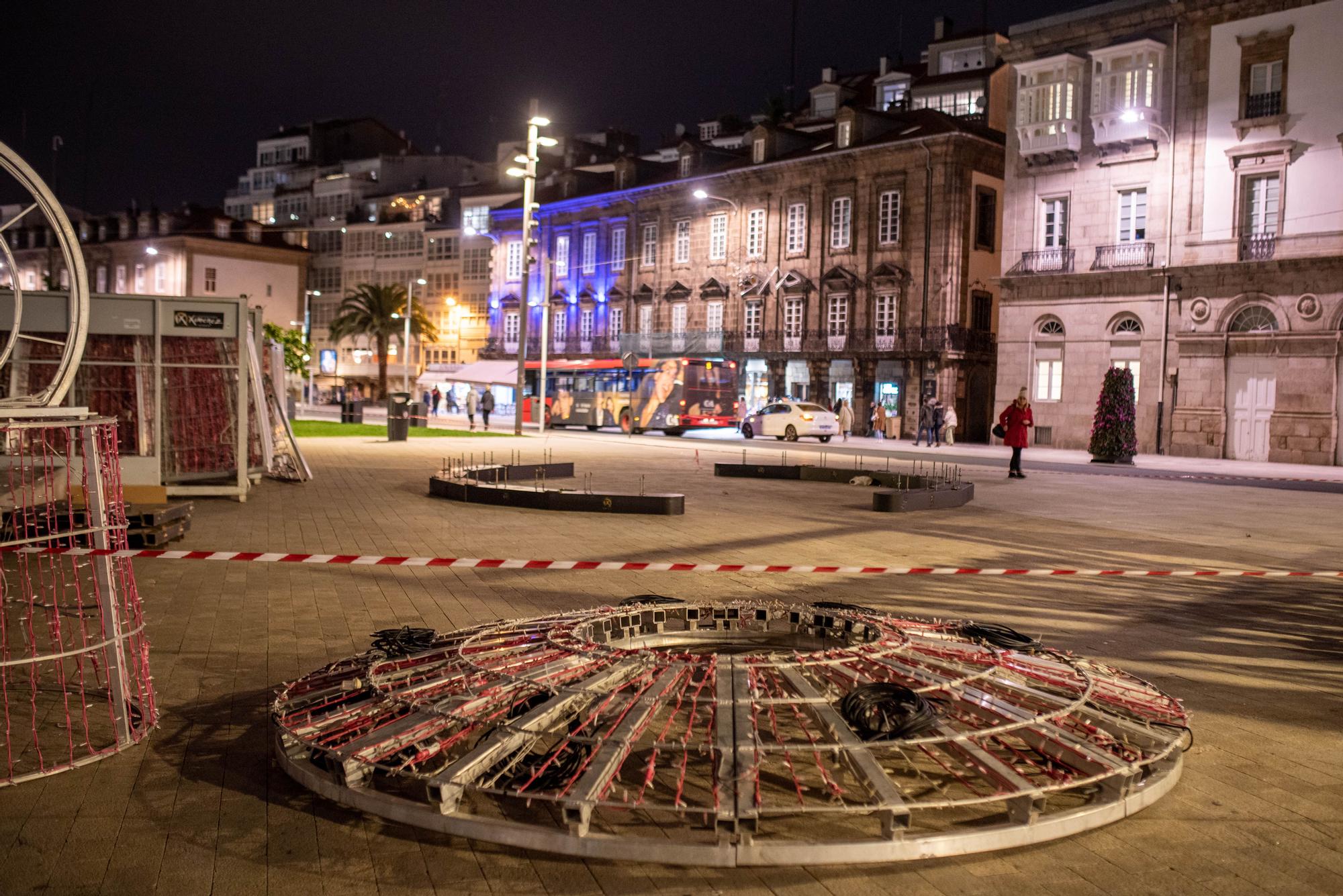 El árbol y la bola, preparados para la Navidad 2022 en A Coruña