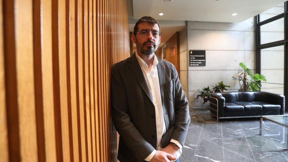 El coordinador de IU Aragón, Álvaro Sanz, revalidó ayer su liderazgo al frente de la formación de izquierdas. Esta semana, frente a su despacho en las Cortes. |