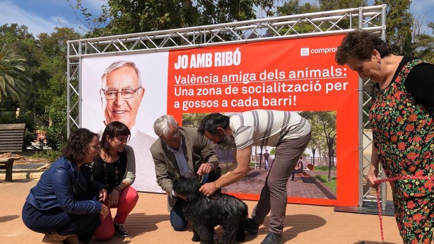 Tello, Lozano y Ribó, con Loreta y su dueño.