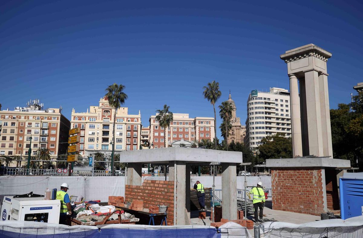 Trabajos de construcción de las columnas para el conjunto escultórico