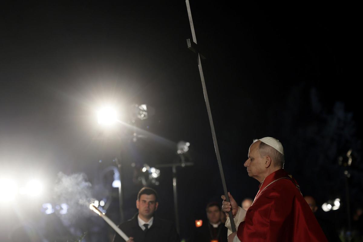 Las imágenes del primer Vía Crucis del pontificado del Papa León XIV.