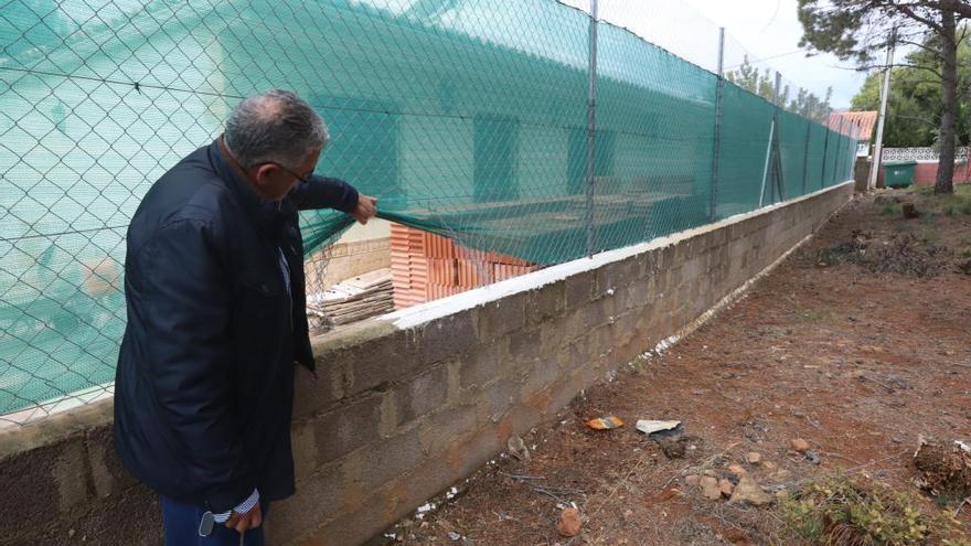 Un vecino muestra por dónde entraron los ladrones a una casa.