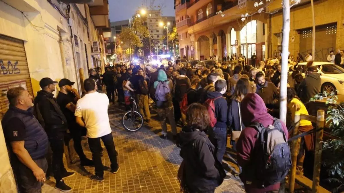 Okupas y vecinos, cara a cara en Les Corts