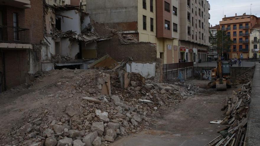 Edificio venido abajo en la plaza de la Puentica.