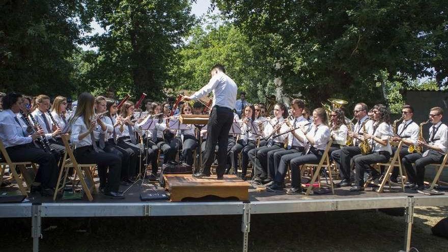 La Banda Municipal de Silleda ofrece un concierto en la Carballeira de Silva. // Bernabé/Ana Agra