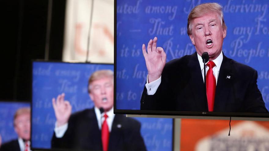 Trump en unas pantallas de televisión durante el debate.