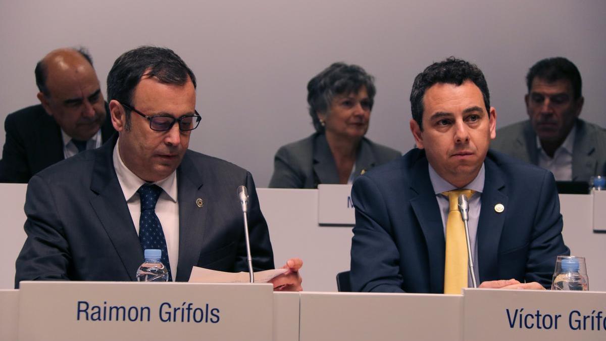 Raimon Grífols y Víctor Grífols Déu, durante una junta de accionistas de la compañía.