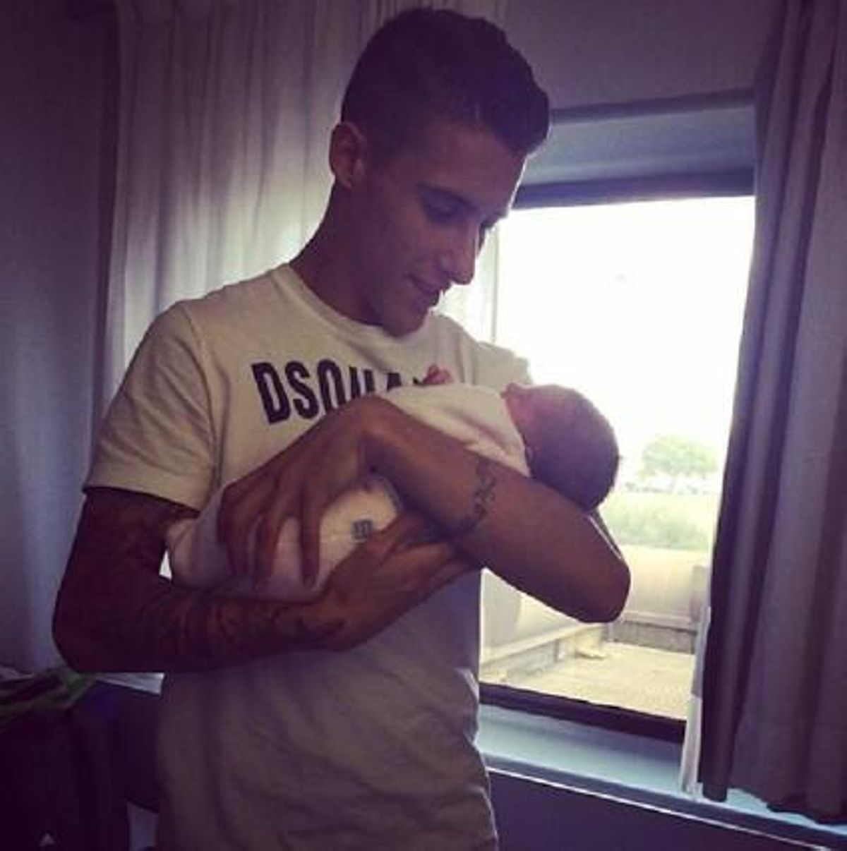El jugador del Barça Cristian Tello ha estat pare. El jugador del Barça Cristian Tello ha estat pare.