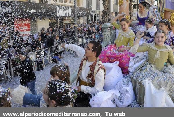 GALERÍA DE FOTOS - El Coso Multicolor inunda de confeti Castellón