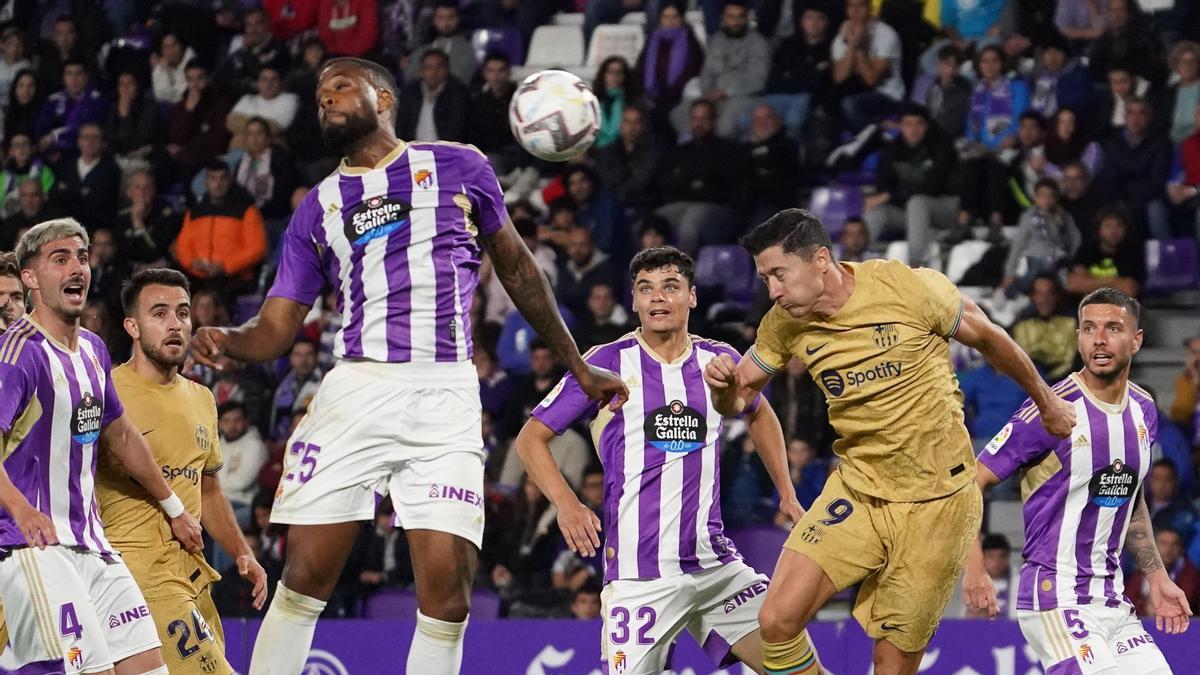 Lewandowski cabecea al marco del Valladolid sin suerte.