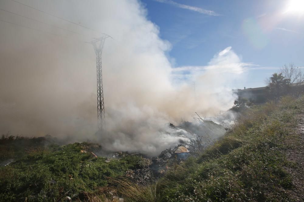 Gran incendio en una planta abandonada de reciclaje en Sollana