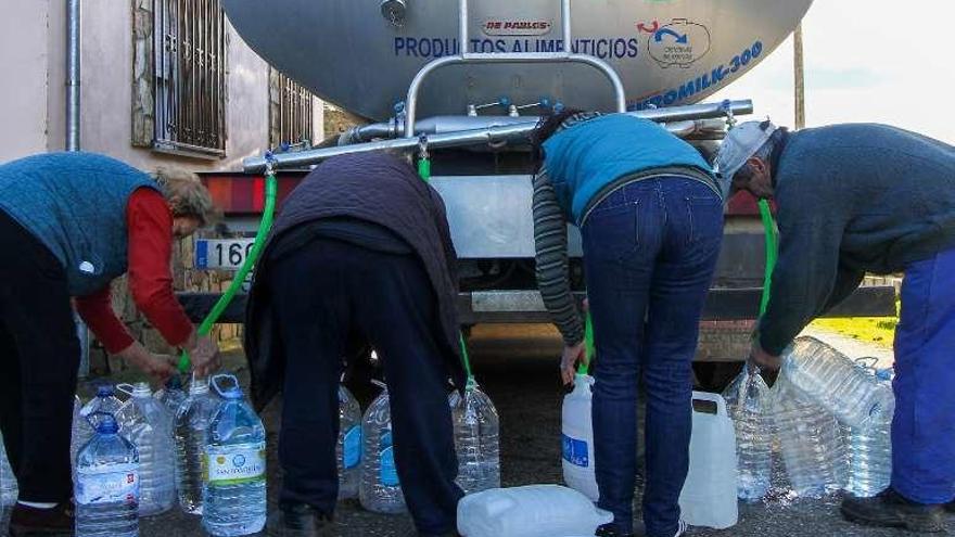 Vecinos de Castro se abastecen de un camión en enero de 2014.