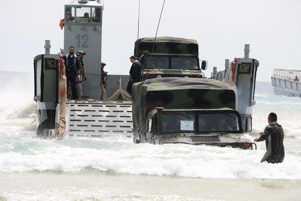 Desembarco con el 'puño ofensivo' de la Armada.