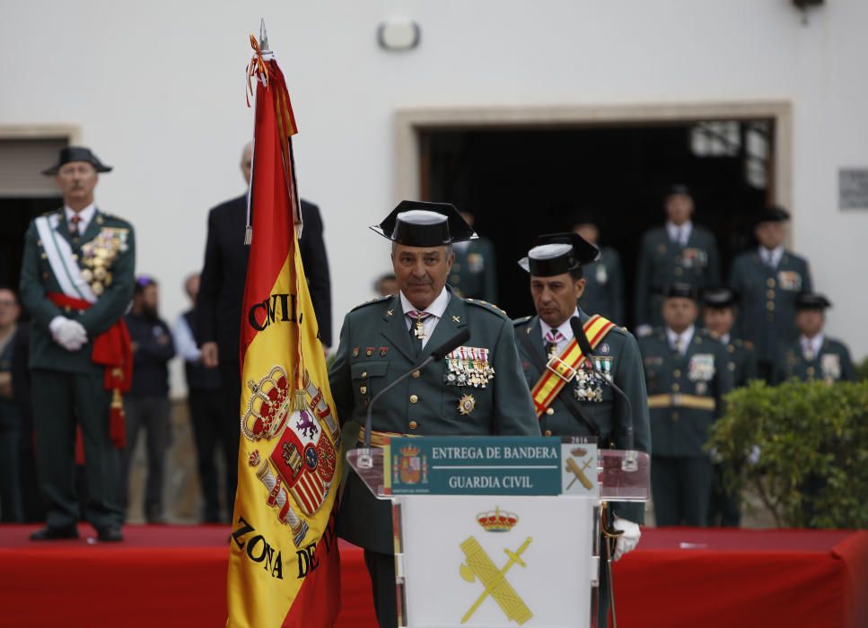 Fernández Díaz asiste a la entrega de la bandera nacional en Acuartelamiento Jaime II