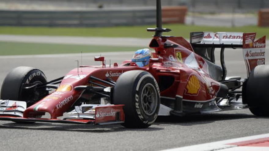 Fernando Alonso conduce su Ferrari en Bahréin.