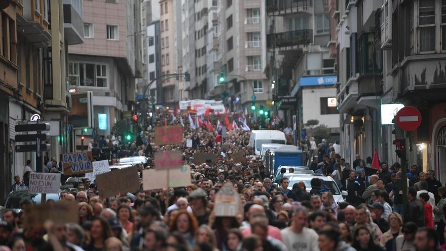 Manifestación multitudinaria en A Coruña en demanda de una vivienda digna: "Nos echan de nuestros barrios"